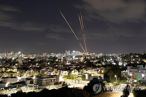 이란의 탄도 미사일을 향해 발사되는 이스라엘의 아이언돔 [로이터=연합뉴스]