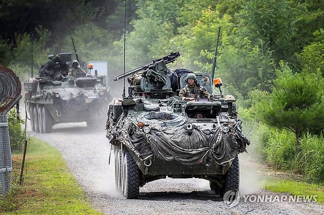 미 스트라이커 장갑차 (서울=연합뉴스) 육군 제6보병사단 초산여단이 지난 9일부터 오는 19일까지 강원 인제군 육군과학화전투훈련단에서 '한·미·UAE' 연합 KCTC 훈련을 실시했다고 18일 밝혔다. 사진은 여단 연합전투단의 미 스트라이커 장갑차가 도시지역으로 진입하는 모습. 2024.7.18 [육군 제공. 재판매 및 DB 금지] photo@yna.co.kr