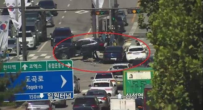 70대 운전자 아파트 단지 빠져나와 영동대로 돌진…2대 들이받아 [서울 TOPIS 캡처. 재판매 및 DB금지]