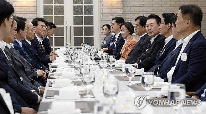 윤석열 대통령, 국민의힘 원내지도부 초청 만찬 (서울=연합뉴스) 진성철 기자 = 윤석열 대통령이 2일 서울 용산 대통령실 앞 파인그라스에서 열린 국민의힘 원내지도부 초청 만찬에서 참석 의원들과 대화를 나누고 있다. 2024.10.2  [대통령실 제공. 재판매 및 DB 금지] zjin@yna.co.kr