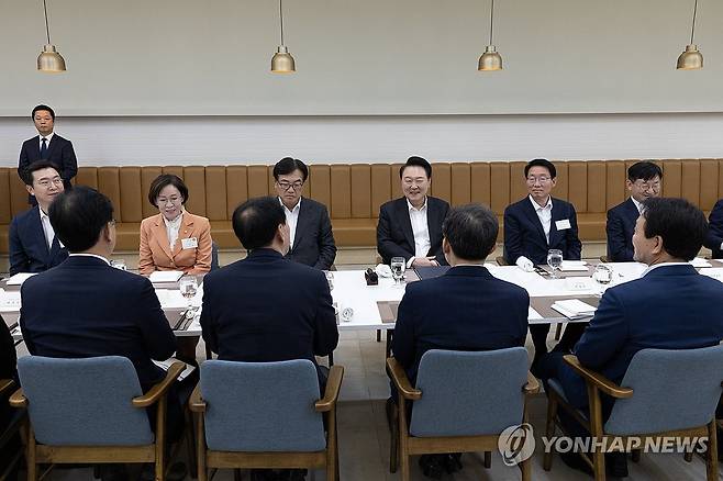 윤석열 대통령, 국민의힘 원내지도부 초청 만찬 (서울=연합뉴스) 진성철 기자 = 윤석열 대통령이 2일 서울 용산 대통령실 앞 파인그라스에서 열린 국민의힘 원내지도부 초청 만찬에서 참석 의원들과 대화를 나누고 있다. 2024.10.2  [대통령실 제공. 재판매 및 DB 금지] zjin@yna.co.kr