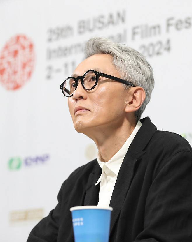 일본 배우 마츠시게 유타카가 3일 부산 해운대구 센텀 영상산업센터에서 열린 영화 ‘고독한 미식가 더 무비’ 기자간담회에서 취재진 질문을 듣고 있다. (사진=뉴스1)