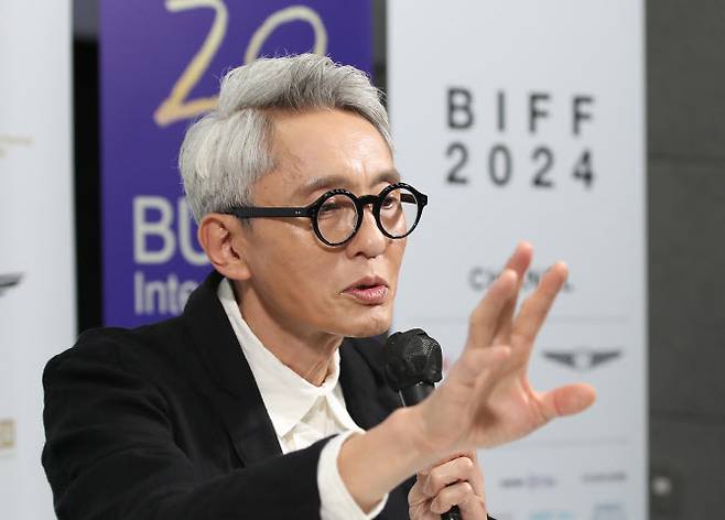 일본 배우 마츠시게 유타카가 3일 부산 해운대구 센텀 영상산업센터에서 열린 영화 ‘고독한 미식가 더 무비’ 기자간담회에서 취재진 질문에 답하고 있다.(사진=뉴스1)