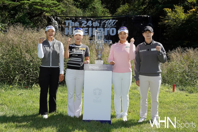 (왼쪽부터)김민별, 이예원, 윤이나, 박성현이 2일 열린 하이트진로 챔피언십 포토콜에서 선전을 다짐하고 있다.