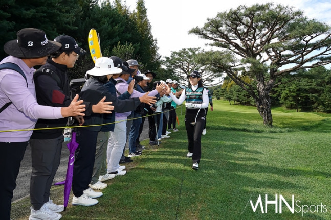 박현경이 2일 열린 하이트진로 챔피언십 팬즈데이 행사에서 팬들에게 인사하고 있다.