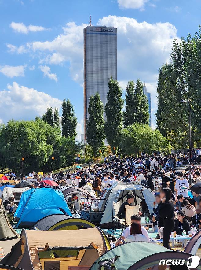 3년 만에 열리는 '세계불꽃축제'를 보러 나온 시민들이 8일 서울 여의도 한강공원에서 아침부터 텐트를 치며 대기하고 있다. 2022.10.8/뉴스1 ⓒ News1 유승관 기자