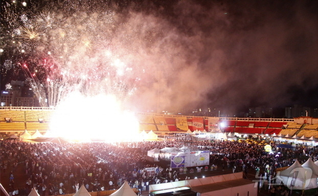 전통문화의 도시 전주의 맛과 멋, 흥이 총 망라된 통합축제 ‘전주페스타 2024’가 3일 오프닝 축제를 시작으로 한 달 간의 긴 여정에 돌입했다.(전주시 제공)/뉴스1