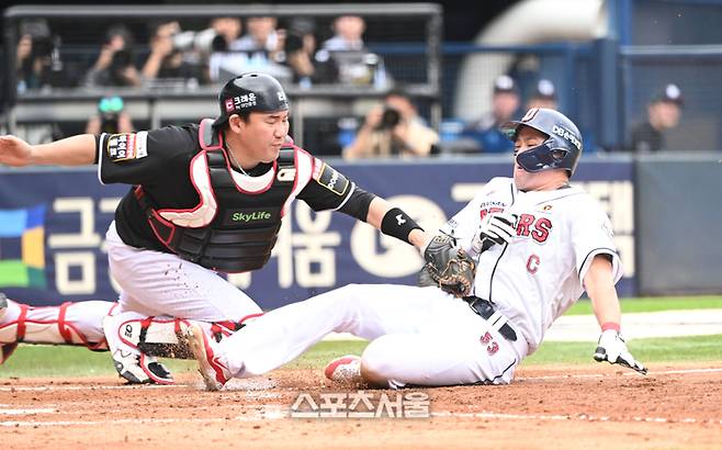 두산 양석환이 3일 잠실야구장에서 열린 2024 KBO 포스트시즌 와일드카드 결정 2차전 KT와 경기 5회말 1사2루 허경민 안타 때 홈으로 파고들었으나 아웃되고 있다. 잠실 | 최승섭기자 thunder@sportsseoul.com