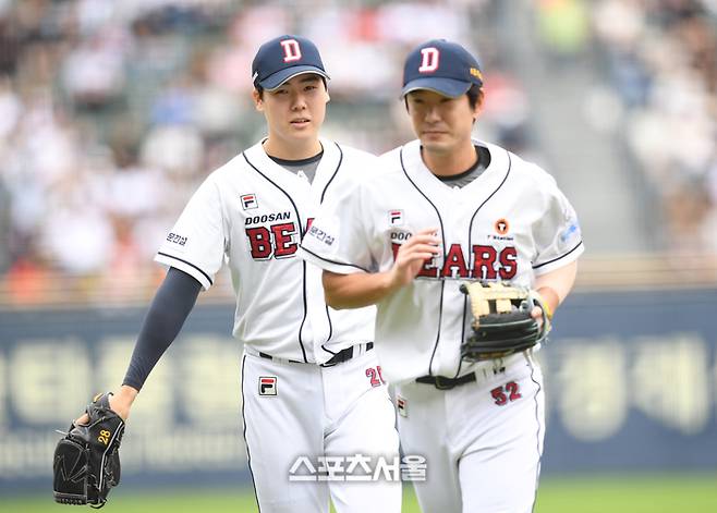 두산 선발투수 최승용이 3일 잠실야구장에서 열린 2024 KBO 포스트시즌 와일드카드 결정 2차전 KT와 경기 4회초 2사 상대 강백호를 내야땅볼로 처리한 후 김재호와 하이파이브를 하고 있다. 잠실 | 최승섭기자 thunder@sportsseoul.com