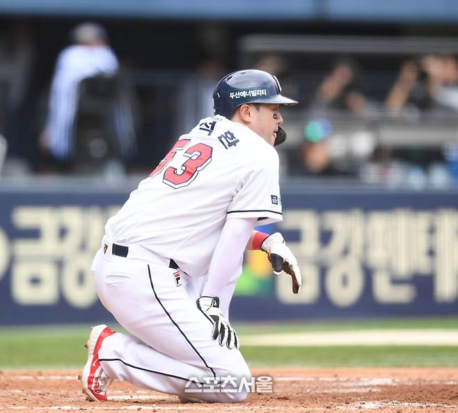 두산 양석환이 3일 잠실야구장에서 열린 2024 KBO 포스트시즌 와일드카드 결정 2차전 KT와 경기 5회말 1사2루 허경민 안타 때 홈으로 파고들었으나 아웃된 후 아쉬워하고 있다. 잠실 | 최승섭기자 thunder@sportsseoul.com