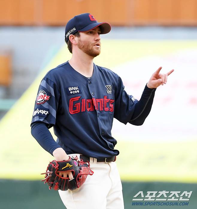 롯데 반즈가 숨을 고르고 있다. 인천=박재만 기자 pjm@sportschosun.com/2024.07.10/