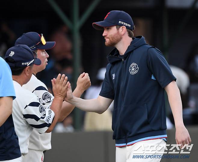 14일 부산 사직구장에서 열린 롯데 자이언츠와 한화 이글스의 경기. 승리한 롯데 반즈가 기뻐하고 있다. 부산=박재만 기자 pjm@sportschosun.com/2024.09.14/