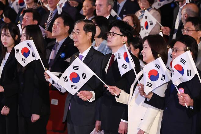 국민의힘 한동훈 대표와 한덕수 국무총리 등이 3일 서울 종로구 세종문화회관 대극장에서 열린 제4356주년 개천절 경축식에 참석해 개천절 노래를 제창하고 있다. /연합뉴스