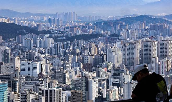 서울 중구 남산에서 서울 시내 아파트 대단지가 보이고 있다. 뉴시스