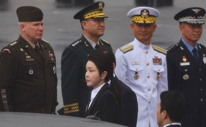 김건희 여사가 지난 1일 국군의날 기념식이 열린 경기도 성남시 서울공항에 도착해 이동하고 있다. 김영원 기자 forever@hani.co.kr