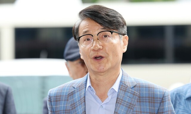 윤석열 대통령 배우자 김건희 여사에게 명품 가방 등을 건넨 최재영 목사가 지난달 25일 오전 서울 영등포경찰서에서 기자들 질문에 답하고 있다. 연합뉴스