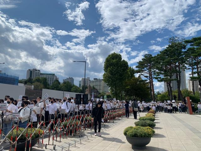 서울 용산구 전쟁기념관 앞 광장에 결의대회에 참석한 교수들이 몰려 있다. 강예진 기자