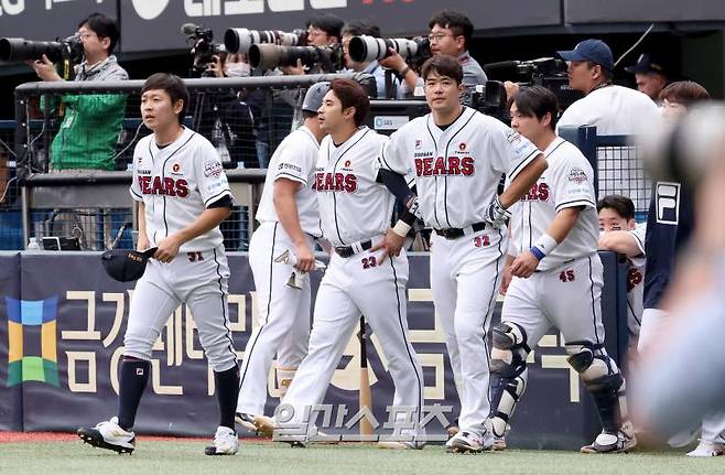 3일 서울 잠실야구장에서 열린 2024 프로야구 KBO 포스트시즌 두산 베어스와 kt 위즈의 와일드카드결정전(WC) 2차전 경기에서 KT가 두산에 1대 0 승리를 거두고 시리즈 전적 2대 0으로 준플레이오프에 진출했다. 경기 후 두산 선수들이 굳은 표정으로 그라운드로 나오고 있다. 잠실=김민규 기자  /2024.10.03/