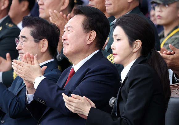 윤석열 대통령과 부인 김건희 여사가 지난 1일 성남 서울공항에서 열린 건군 제76주년 국군의날 기념식에서 박수치고 있다.  [사진=연합뉴스]