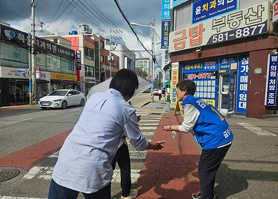 오는 16일 치러지는 부산 금정구청장 보궐선거에 출마한 김경지 더불어민주당 후보가 유권자들에게 지지를 호소하고 있다. [사진 후보 SNS]