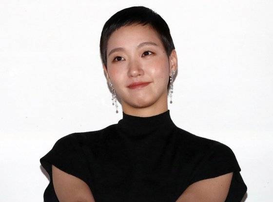 배우 김고은이 지난달 23일 서울 강남구 메가박스 코엑스에서 열린 '대도시의 사랑법' 언론배급시사회에서 취재진과 질의응답을 나누고 있다. 영화에선 긴 머리를 고수한 그는 차기작 촬영차 최근 짧은 숏커트로 변신했다. 뉴스1