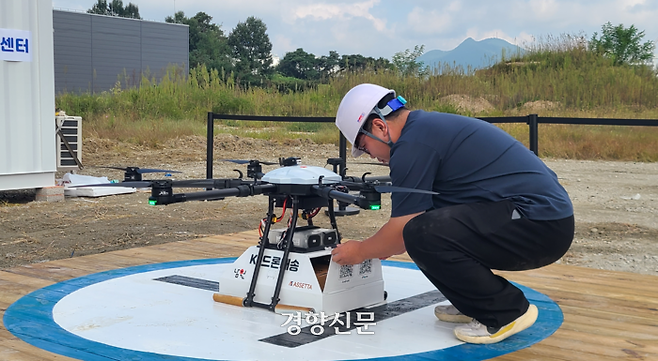 드론 업체 직원이 남원 노암공단 배송거점에서 배달할 추어탕 밀키트를 배송 상자에 넣고 있다. 김창효 선임기자