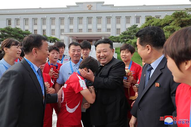 김정은 북한 국무위원장이 지난달 30일 2024년 국제축구연맹(FIFA) 20살 이하 여자 월드컵에서 우승한 축구대표팀 선수들을 격려하는 모습을 조선중앙통신이 지난 1일 보도했다. 연합뉴스