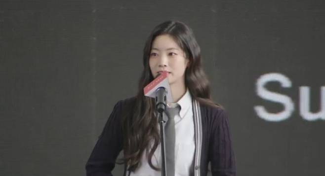 映画「昔好きだった女の子」で挑戦しているTWICEのメンバー、ダヒョンは3日、釜山のうどんシネマセンターの野外ステージで行われた舞台挨拶に出席した。ライブスクリーンキャプチャ
