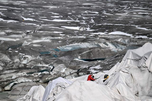 지난 9월 30일(현지시간) 스위스 알프스 산맥에서 작업자들이 빙하에 단열 천을 덮고 있다. AFP 연합뉴스