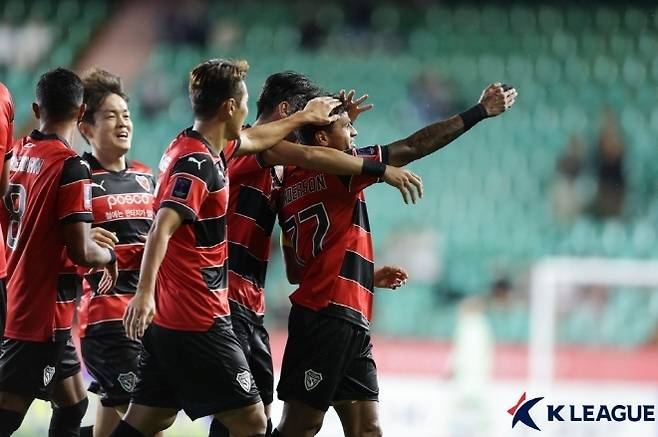 포항 스틸러스 완델손이 선제골을 터뜨린 후 동료들의 축하를 받고 있다. 사진=한국프로축구연맹