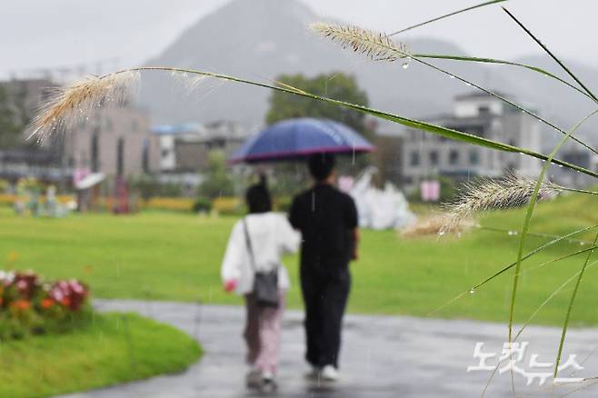 우산을 쓴 시민들이 발걸음을 옮기고 있다. 류영주 기자