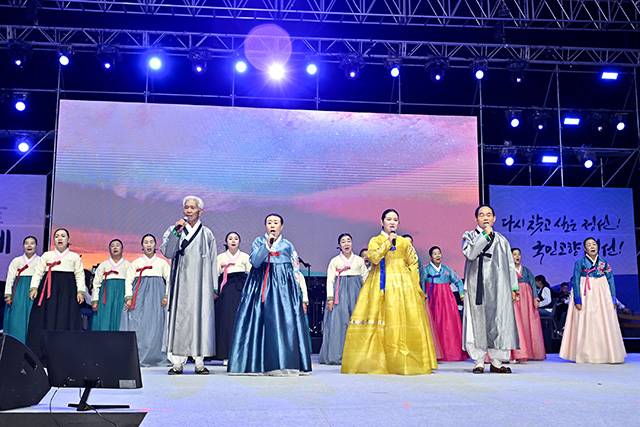 ▲대한민국 대표 축제인 아리랑의 시원 ‘정선아리랑’의 진수를 선보이는 제49회 정선아리랑제 개막식이 지난 2일 정선군 공설운동장 메인무대에서 열리고 있다. ⓒ정선군