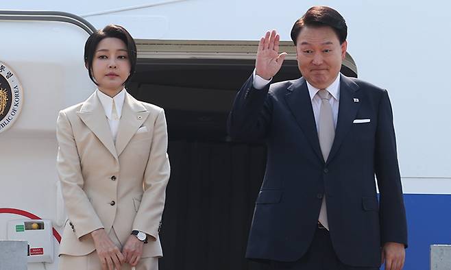 윤석열 대통령과 부인 김건희 여사가 공군 1호기 탑승에 앞서 인사하고 있다. 뉴시스