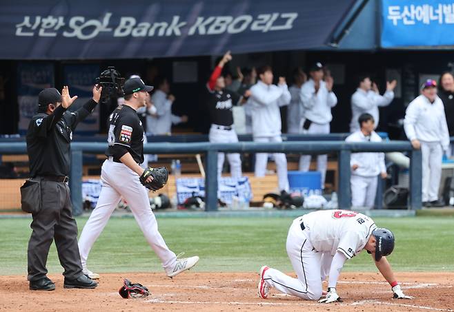 두산 양석환(오른쪽)이 3일 잠실에서 열린 KT와 와일드카드 결정 2차전 5회말 홈에서 태그 아웃되고 무릎을 꿇은 채 아쉬워하고 있다. 연합뉴스