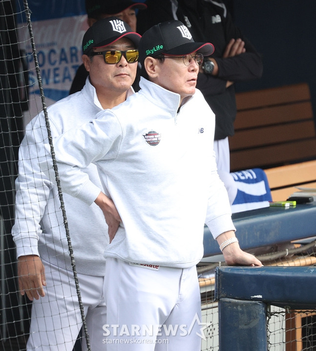 '2024 KBO 포스트시즌 와일드카드 결정2차전' 두산-KT전이 3일 서울 잠실야구장에서 열렸다.  1회초 1사 KT 로하스가 내야땅볼을 치고 1루 수비방해로 아웃이 선언되자 이강철 감독이 후속타자 장성우를 타석에서 불러들이며 판정에 어필하고 있다.