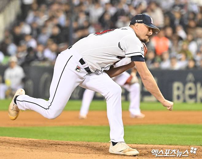 두산 베어스 외국인 투수 조던 발라조빅이 2일 서울 잠실야구장에서 열린 2024 신한 SOL Bank KBO 포스트시즌 와일드카드 결정전 1차전에서 KT 위즈 타선을 4이닝 무실점으로 막는 호투를 선보였다. 사진 김한준 기자