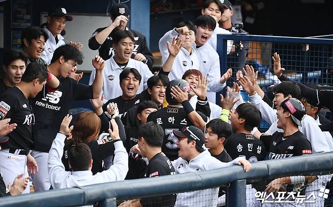 3일 오후 서울 송파구 잠실야구장에서 열린 '2024 신한 SOL Bank KBO 포스트시즌' KT 위즈와 두산 베어스의 와일드카드 결정전 2차전 경기, 6회초 1사 3루 KT 강백호의 선취 적시타 때 3루주자 로하스가 득점을 올린 뒤 더그아웃에서 동료들과 하이파이브를 나누고 있다. 잠실, 박지영 기자