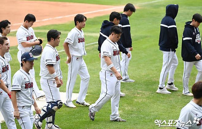 3일 오후 서울 송파구 잠실야구장에서 열린 '2024 신한 SOL Bank KBO 포스트시즌' KT 위즈와 두산 베어스의 와일드카드 결정전 2차전 경기, KT가 1:0의 스코어로 승리하며 와일드카드 사상 첫 업셋을 달성하며 준플레이오프에 진출했다. 경기 종료 후 두산 선수단이 그라운드를 빠져나가고 있다. 잠실, 박지영 기자