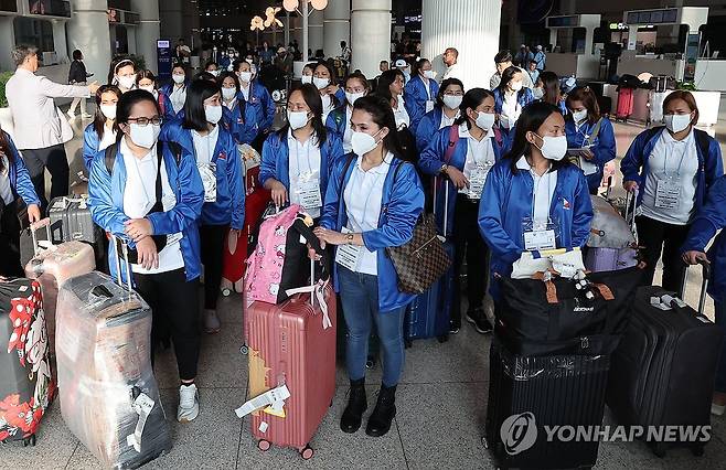 필리핀 가사관리사 인천공항 입국 (서울=연합뉴스) 외국인 가사관리사 시범사업에 참여할 필리핀 노동자들이 6일 인천국제공항을 통해 입국하고 있다. 2024.8.6 [공항사진기자단] photo@yna.co.kr