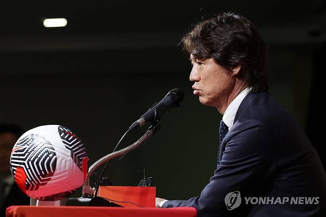 홍명보 감독 대표팀 명단 발표 (서울=연합뉴스) 신현우 기자 = 홍명보 축구 국가대표팀 감독이 30일 오전 서울 종로구 축구회관에서 2026 북중미 월드컵 아시아 3차 예선 B조 3, 4차전에 나설 대표 선수 명단을 발표하고 있다. 2024.9.30 nowwego@yna.co.kr