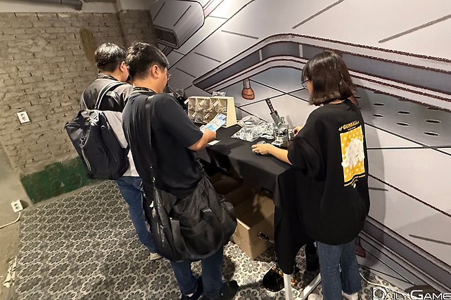 핀뱃지를 직접 만들어볼 수 있는 공간이 있었다.