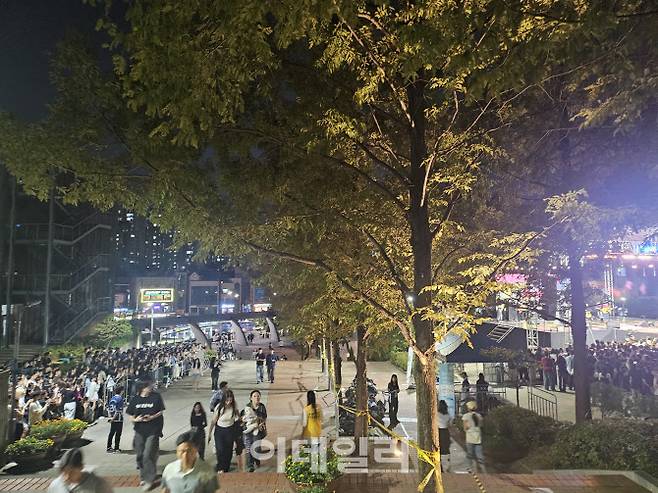 지난달 30일 서울 동작구 한 대학교에 가수 ‘10cm’가 공연을 하는 가운데 관객이 두 무리로 나눠져 있다. 무대 바로 앞 무대는 재학생, 졸업생 등 대학 관련자만 출입이 가능했고 무대에서 약 30m 가량 떨어진 곳에 외부인들이 모여 있다. (사진=김형환 기자)