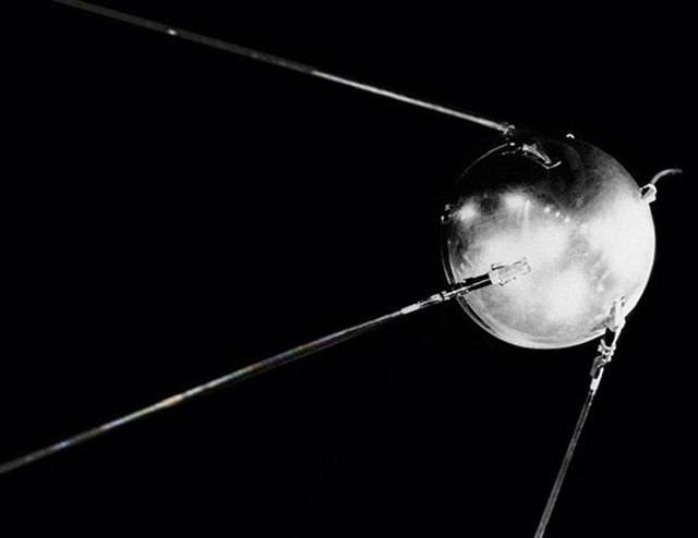스푸트니크 1호. (출처: NASA, 사진(1957), Wikimedia Commons, Public Domain)