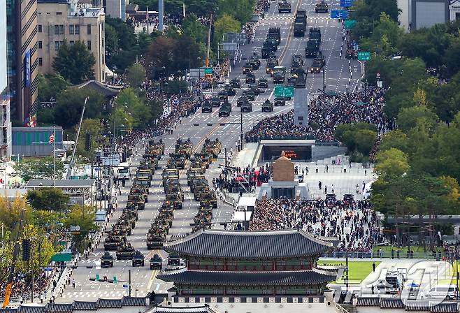 1일 오후 서울 세종대로 광화문광장 일대에서 열린 '건군 76주년 국군의날 시가행진'(대통령실 제공) 2024.10.1/뉴스1 ⓒ News1 송원영 기자