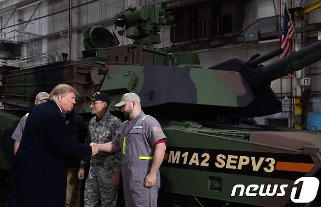 도널드 트럼프 미국 대통령이 20일(현지시간) 오하이오 주 리마의 전차생산공장을 방문해 노동자들과 악수를 하고 있다. ⓒ AFP=뉴스1 ⓒ News1 우동명 기자