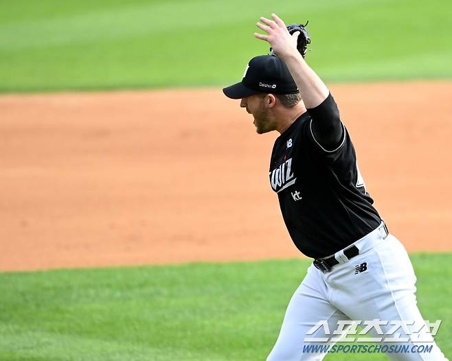 3일 잠실야구장에서 열린 KT와 두산의 와일드카드 2차전, 7회말 투구를 마친 KT 벤자민이 환호하고 있다. 잠실=허상욱 기자 wook@sportschosun.com/2024.10.03/