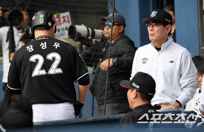 3일 잠실구장에서 열린 와일드카드 결정 2차전 두산 베어스와 KT 위즈의 경기. 1회초 1사 KT 로하스의 안타가 비디오 판독 결과 수비 방해로 선언되자 이강철 감독이 어필하고 있다. 잠실=박재만 기자 pjm@sportschosun.com/2024.10.03/