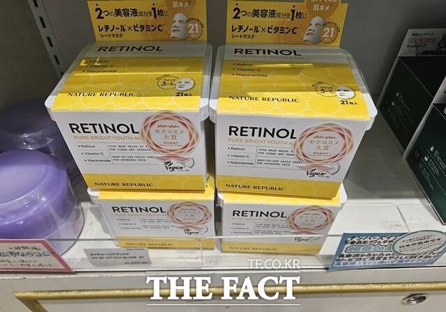네이처리퍼블릭이 국내 오프라인 매장 경쟁력을 회복하지 않으면 해외 시장 공략에 차질이 생길 수 있다는 업계 예측이 왔다. 사진은 일본 효고현 고베시 한 화장품 매장에 네이처리퍼블릭 일본 특화 제품 '레티놀 퓨어 브라이트 유스 마스크'가 진열된 모습 /우지수 기자