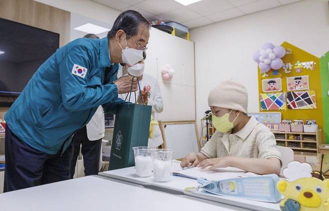 지난 5월3일 오전 한덕수 국무총리가 경기도 고양시 국립암센터 소아암 병동에서 운영중인 병원학교를 찾아 투병 중 공부중인 어린이 환자를 격려하고 있다.[이미지출처=연합뉴스]