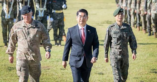 김용현 국방부 장관이 4일 경기 평택시 한미연합군사령부를 방문해 이동하고 있다. [이미지출처=연합뉴스]